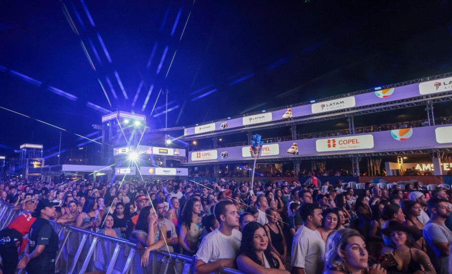 Hugo & Guilherme atraem 87 mil pessoas para as areias de Caiobá com hits icônicos