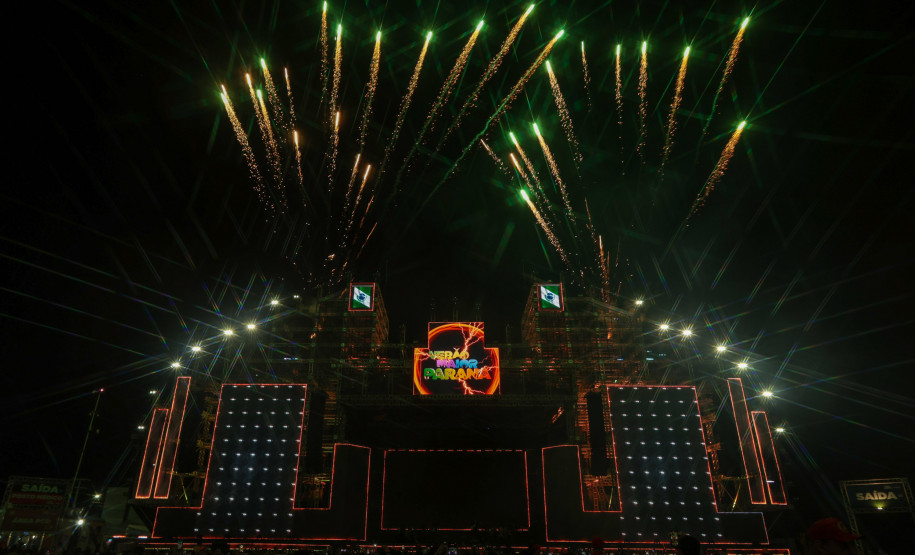 Hugo & Guilherme atraem 87 mil pessoas para as areias de Caiobá com hits icônicos