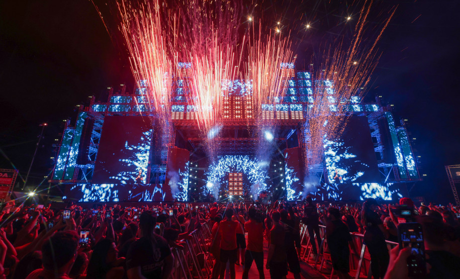 Hugo & Guilherme atraem 87 mil pessoas para as areias de Caiobá com hits icônicos