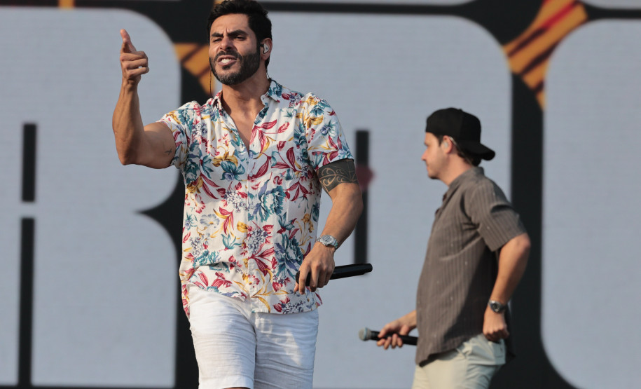 A dupla Israel e Rodolffo  durante  apresentação do seu  show  no Verão Maior Paraná, em Matinhos - 08/02/2026