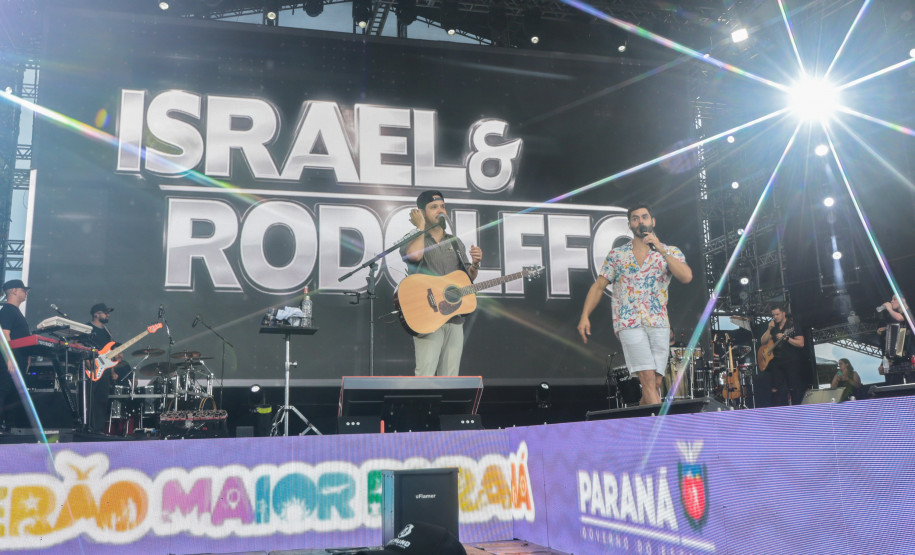 A dupla Israel e Rodolffo  durante  apresentação do seu  show  no Verão Maior Paraná, em Matinhos - 08/02/2026