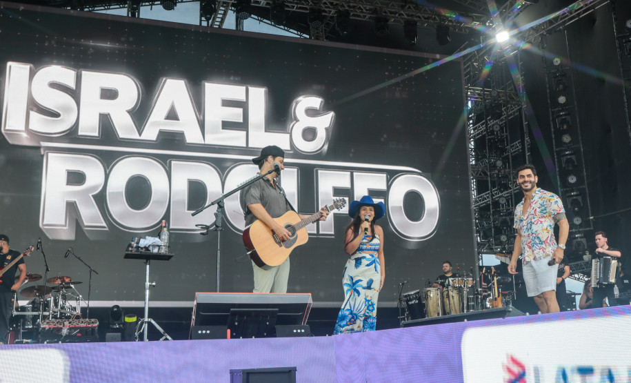 A dupla Israel e Rodolffo  durante  apresentação do seu  show  no Verão Maior Paraná, em Matinhos - 08/02/2026