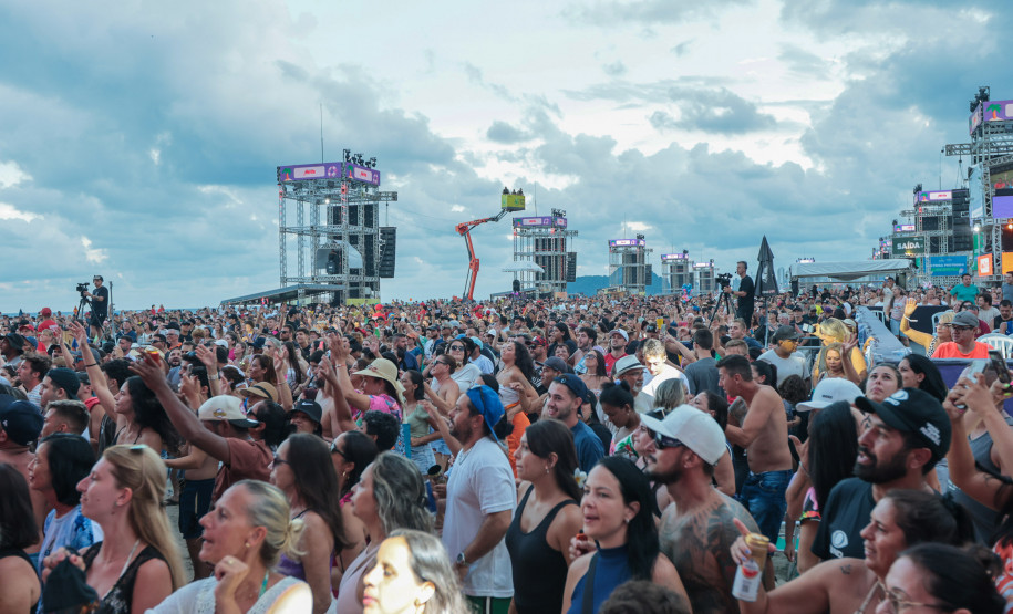 A dupla Israel e Rodolffo  durante  apresentação do seu  show  no Verão Maior Paraná, em Matinhos - 08/02/2026