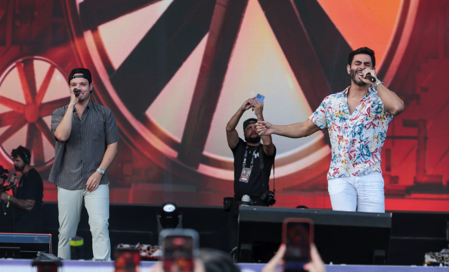 A dupla Israel e Rodolffo  durante  apresentação do seu  show  no Verão Maior Paraná, em Matinhos - 08/02/2026