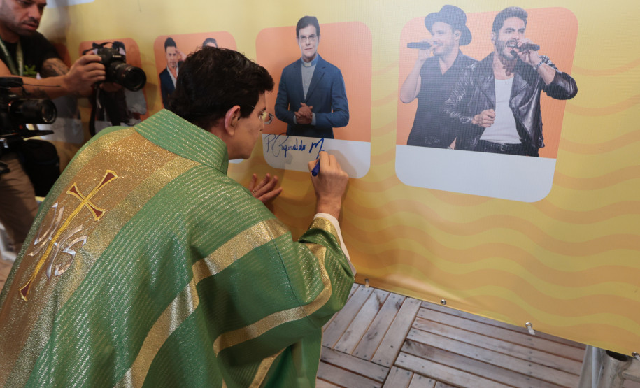 Padre Reginaldo Manzotti reúne 38 mil pessoas no último domingo do Verão Maior Paraná