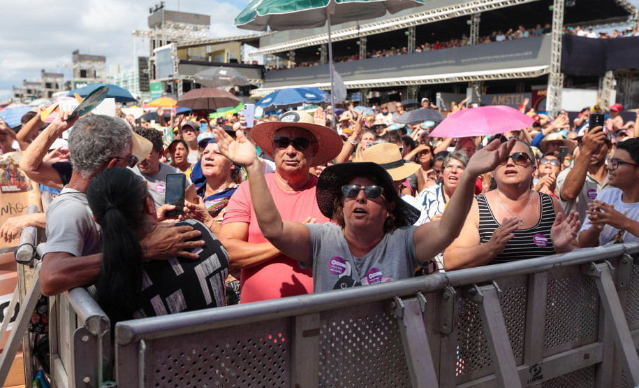 Padre Reginaldo Manzotti reúne 38 mil pessoas no último domingo do Verão Maior Paraná