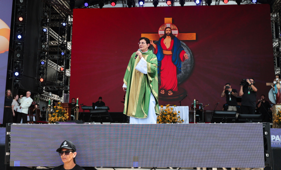 Padre Reginaldo Manzotti reúne 38 mil pessoas no último domingo do Verão Maior Paraná
