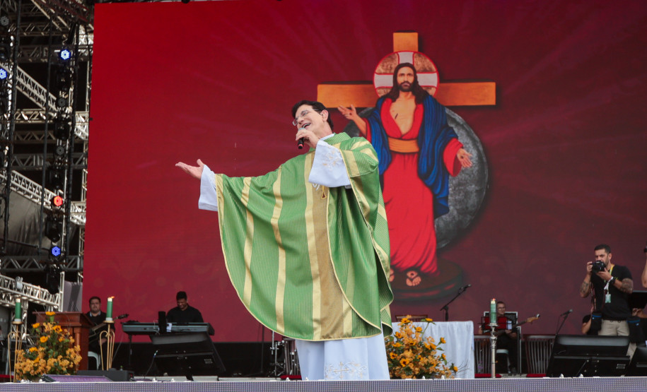 Padre Reginaldo Manzotti reúne 38 mil pessoas no último domingo do Verão Maior Paraná