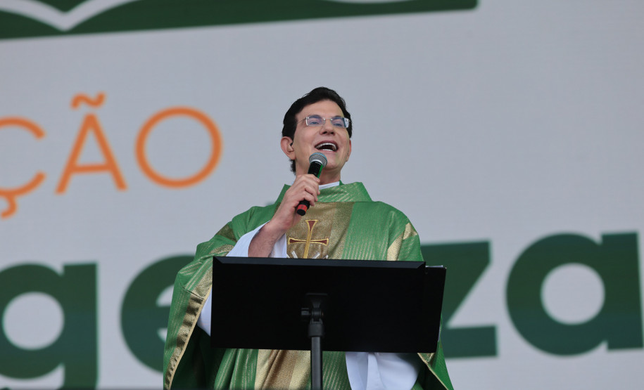 Padre Reginaldo Manzotti reúne 38 mil pessoas no último domingo do Verão Maior Paraná