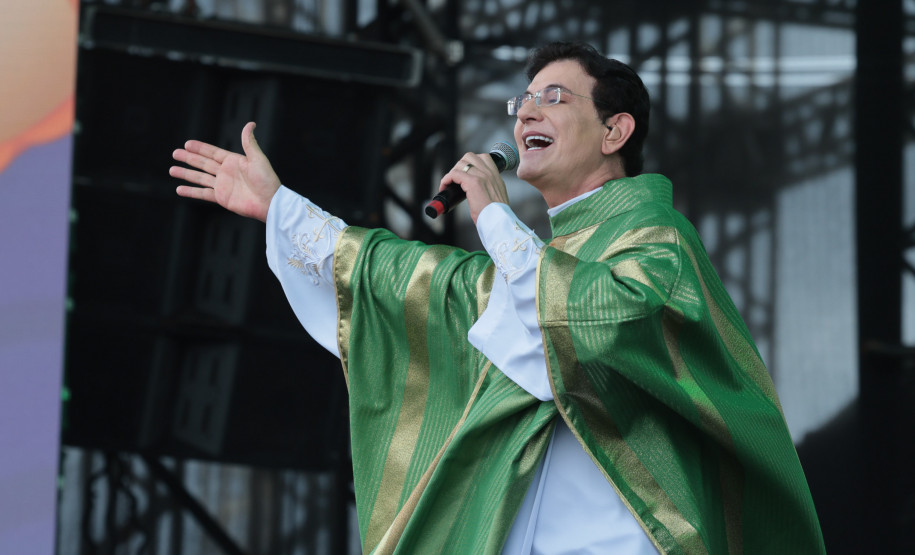 Padre Reginaldo Manzotti reúne 38 mil pessoas no último domingo do Verão Maior Paraná