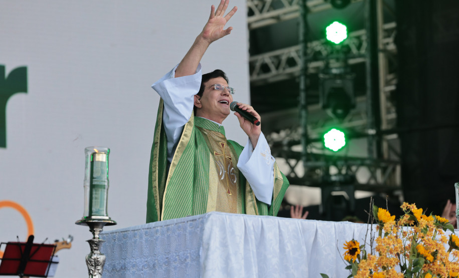 Padre Reginaldo Manzotti reúne 38 mil pessoas no último domingo do Verão Maior Paraná
