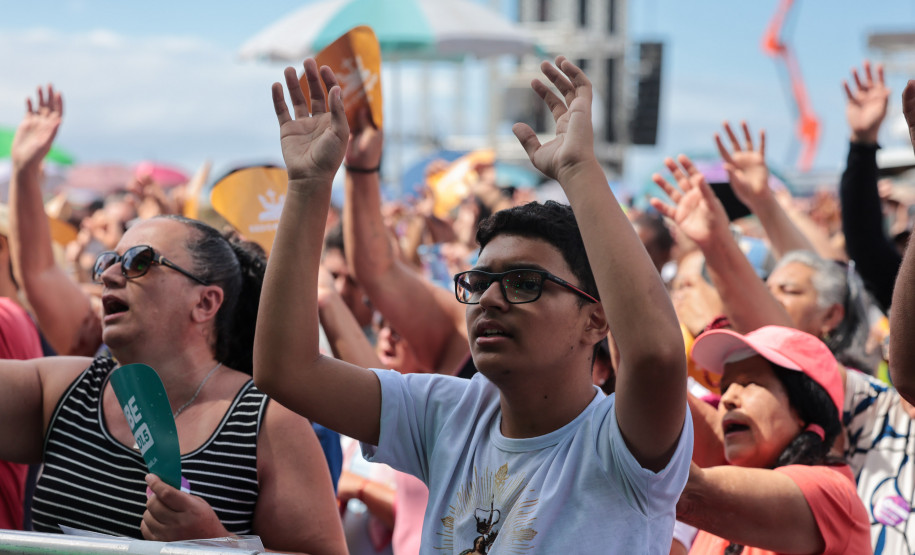 Padre Reginaldo Manzotti reúne 38 mil pessoas no último domingo do Verão Maior Paraná