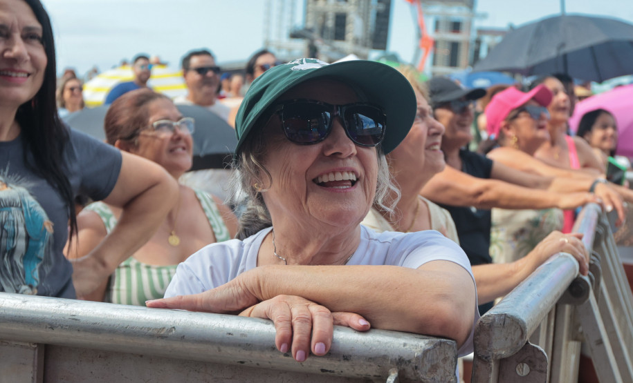 Padre Reginaldo Manzotti reúne 38 mil pessoas no último domingo do Verão Maior Paraná