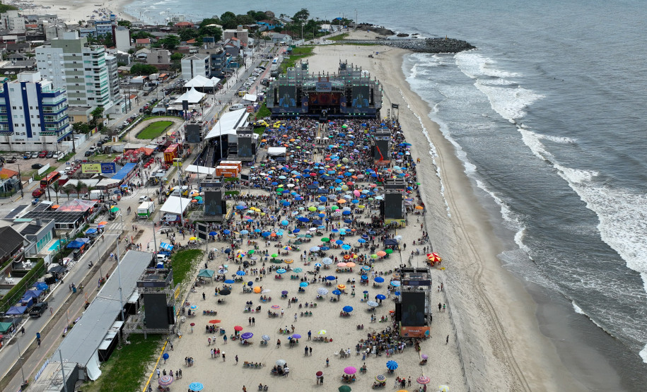 Padre Reginaldo Manzotti reúne 38 mil pessoas no último domingo do Verão Maior Paraná