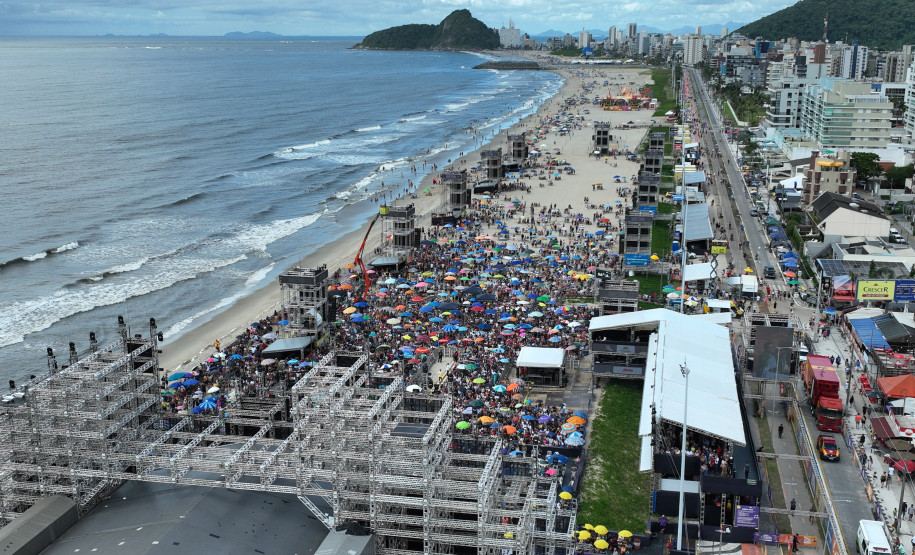 Padre Reginaldo Manzotti reúne 38 mil pessoas no último domingo do Verão Maior Paraná