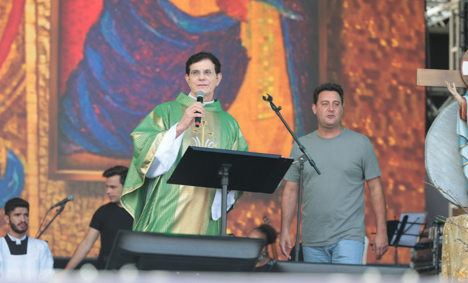 Padre Reginaldo Manzotti reúne 38 mil pessoas no último domingo do Verão Maior Paraná