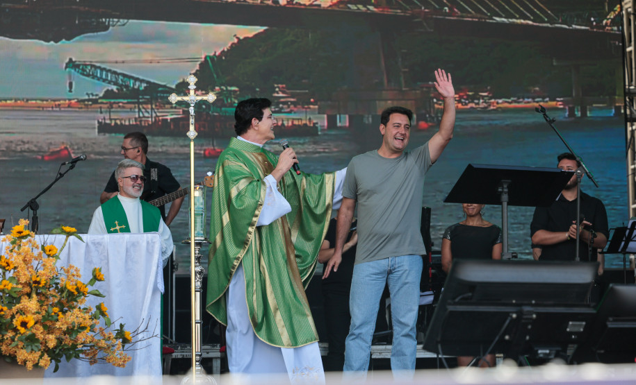 Padre Reginaldo Manzotti reúne 38 mil pessoas no último domingo do Verão Maior Paraná