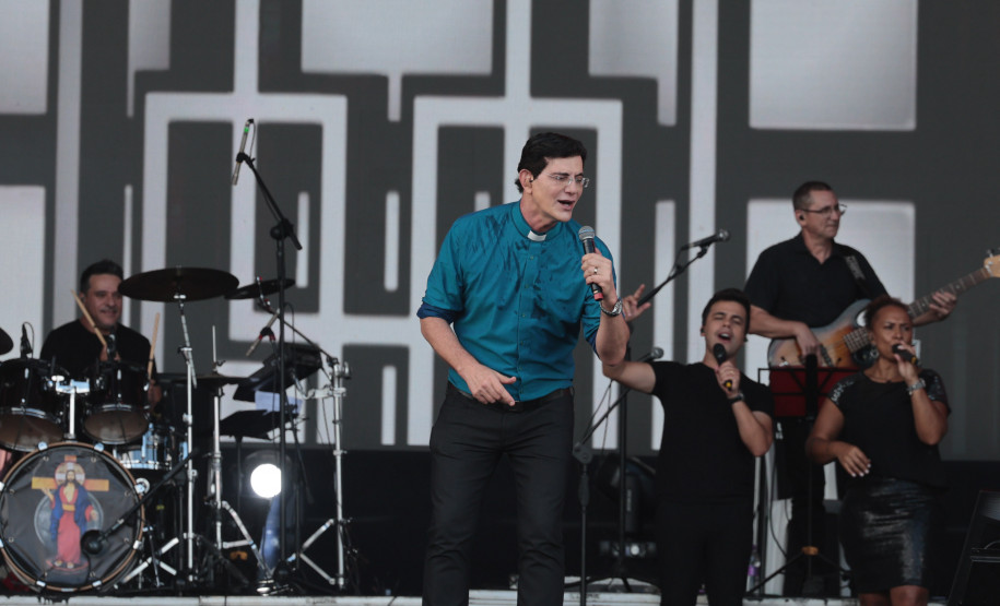 Padre Reginaldo Manzotti reúne 38 mil pessoas no último domingo do Verão Maior Paraná