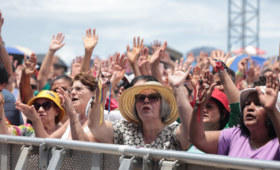 Padre Reginaldo Manzotti reúne 38 mil pessoas no último domingo do Verão Maior Paraná