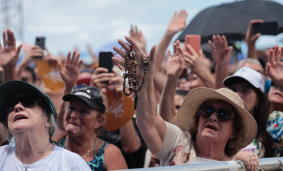 Padre Reginaldo Manzotti reúne 38 mil pessoas no último domingo do Verão Maior Paraná