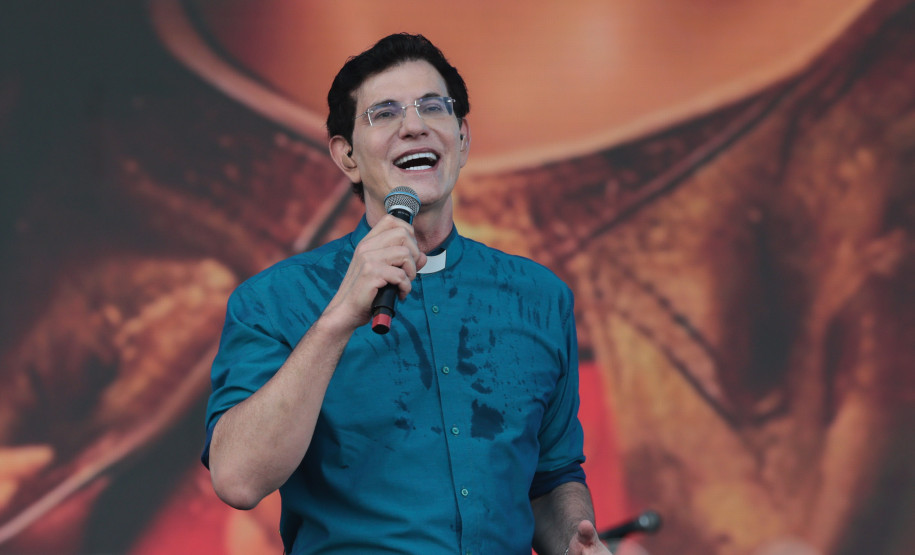 Padre Reginaldo Manzotti reúne 38 mil pessoas no último domingo do Verão Maior Paraná