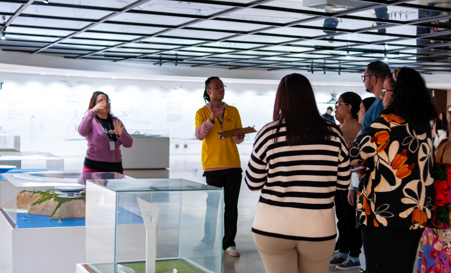 Programa Arte para Maiores explora a arquitetura do MON no mês de março