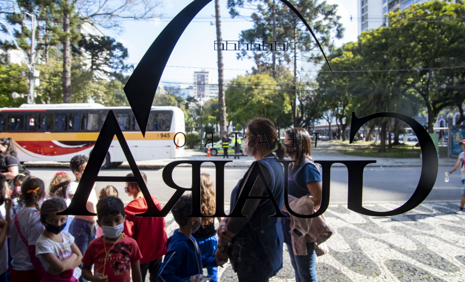 Governo do Paraná abre edital da 3.ª edição do programa Crianças no Teatro