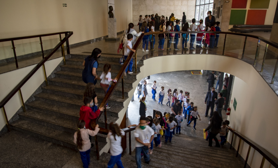 Governo do Paraná abre edital da 3.ª edição do programa Crianças no Teatro