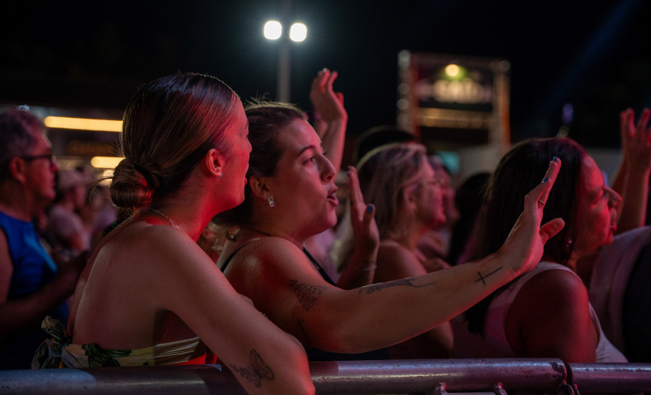 Clássicos do sertanejo no Verão Maior, Teodoro & Sampaio e Gian & Giovani agitam Pontal do Paraná