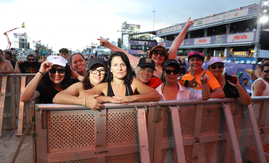 Aonde quer que eu vá: chuva, coral e emoção marcam show dos Paralamas em Matinhos