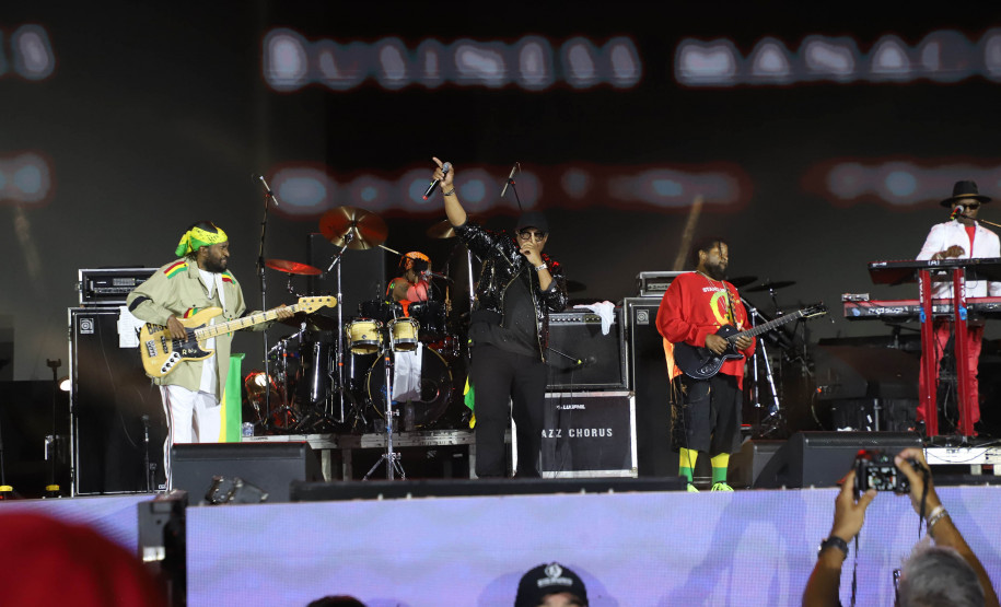 Reggae, praia e conexão: Inner Circle embala 153 mil pessoas em Matinhos