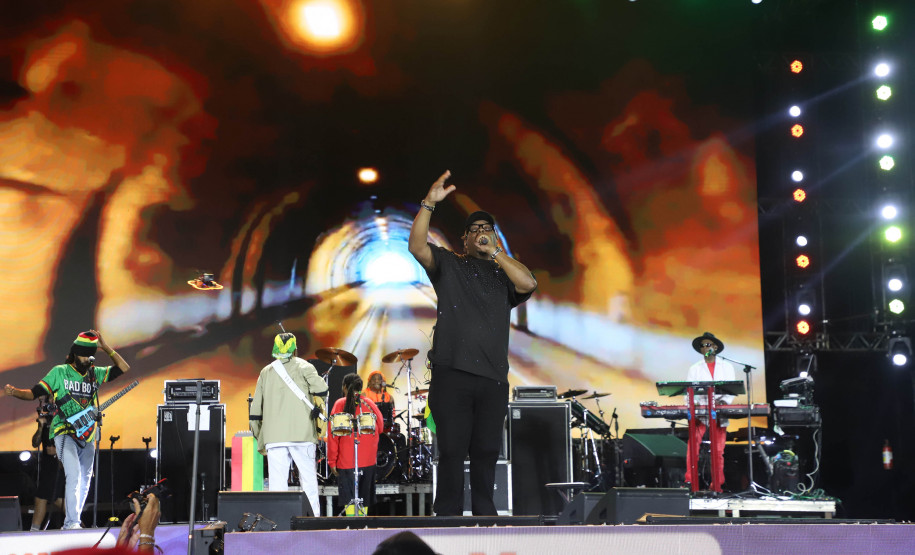 Reggae, praia e conexão: Inner Circle embala 153 mil pessoas em Matinhos