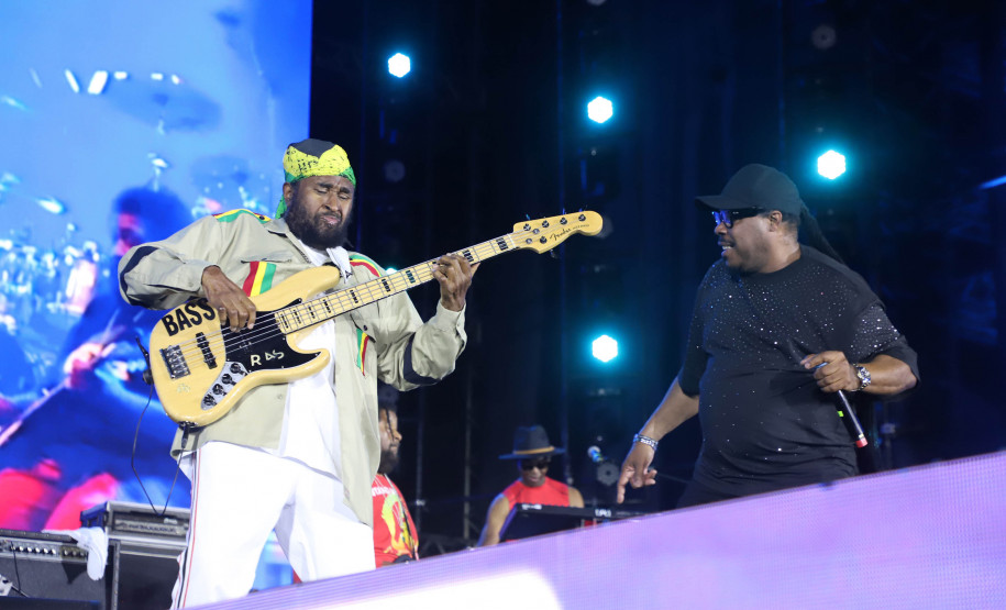 Reggae, praia e conexão: Inner Circle embala 153 mil pessoas em Matinhos