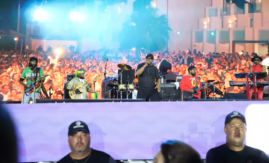 Reggae, praia e conexão: Inner Circle embala 153 mil pessoas em Matinhos