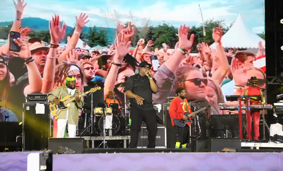 Reggae, praia e conexão: Inner Circle embala 153 mil pessoas em Matinhos