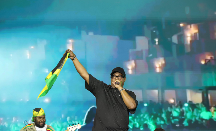 Reggae, praia e conexão: Inner Circle embala 153 mil pessoas em Matinhos