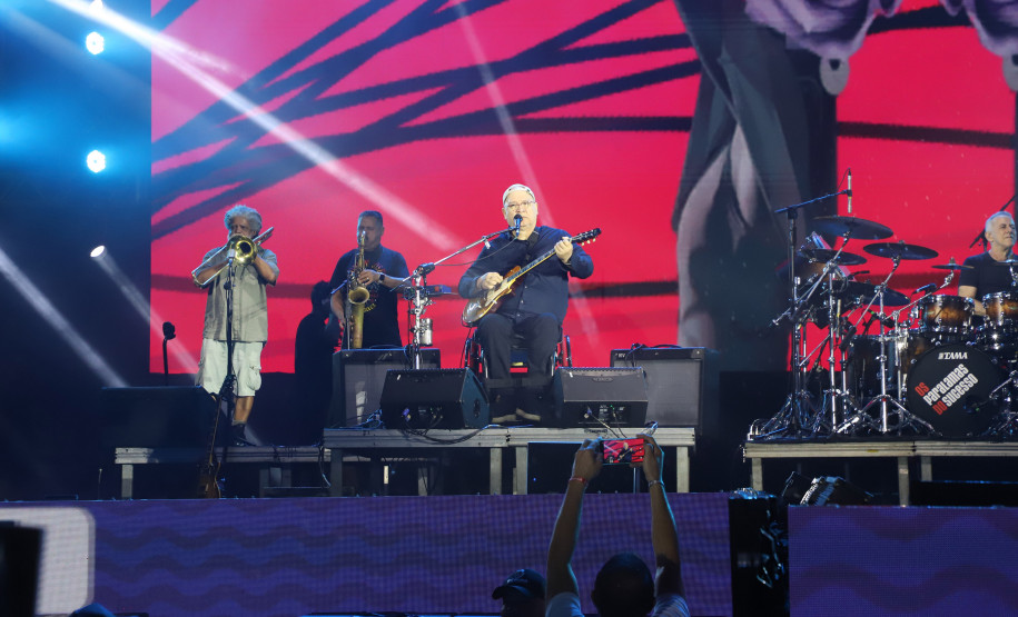 Aonde quer que eu vá: chuva, coral e emoção marcam show dos Paralamas em Matinhos