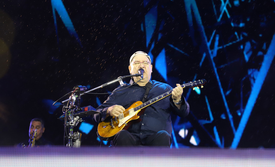 Aonde quer que eu vá: chuva, coral e emoção marcam show dos Paralamas em Matinhos