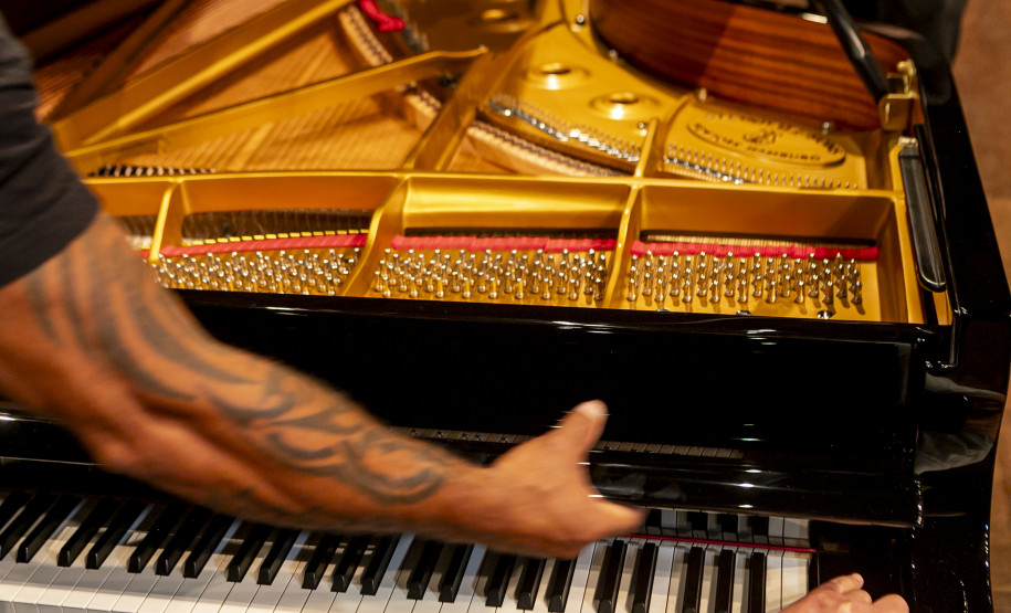 Novo piano marca aporte histórico no Teatro Guaíra e inaugura temporada da OSP