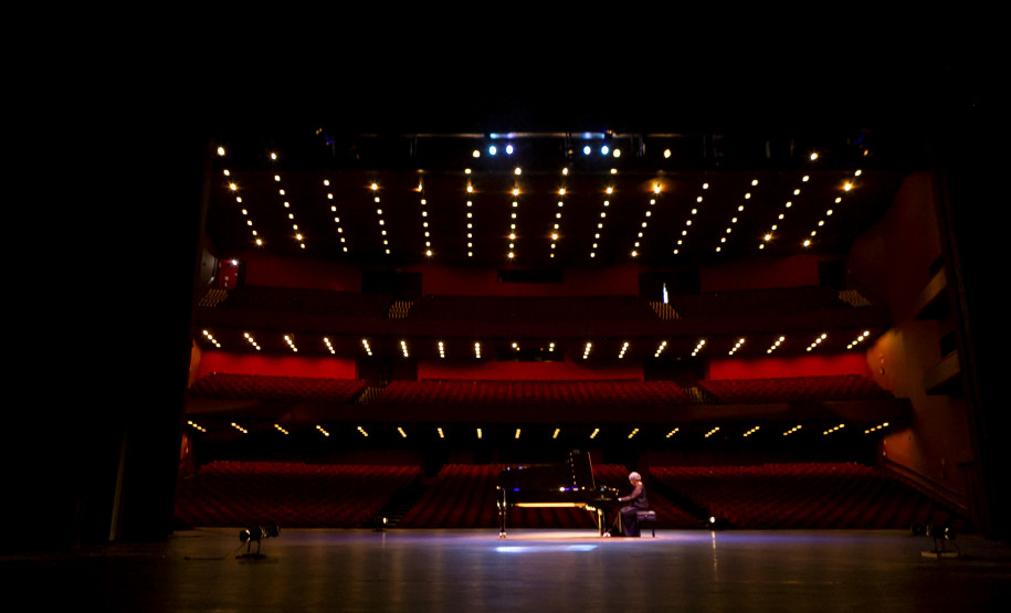 Novo piano marca aporte histórico no Teatro Guaíra e inaugura temporada da OSP