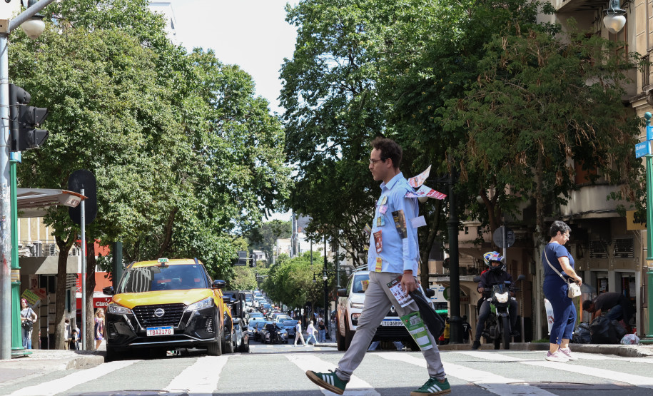 Abertura da exposição “Vitrine Panfletária”, do artista Elilson, propõe novo olhar sobre os arquivos urbanos