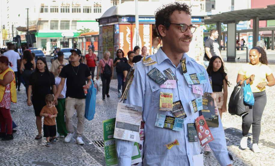 Abertura da exposição “Vitrine Panfletária”, do artista Elilson, propõe novo olhar sobre os arquivos urbanos