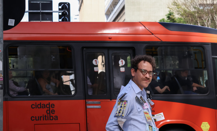 Abertura da exposição “Vitrine Panfletária”, do artista Elilson, propõe novo olhar sobre os arquivos urbanos