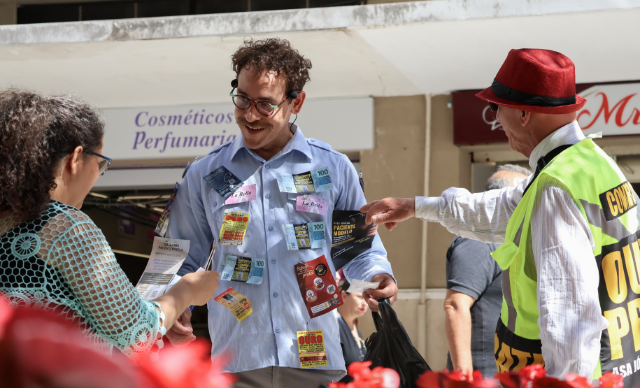 Abertura da exposição “Vitrine Panfletária”, do artista Elilson, propõe novo olhar sobre os arquivos urbanos