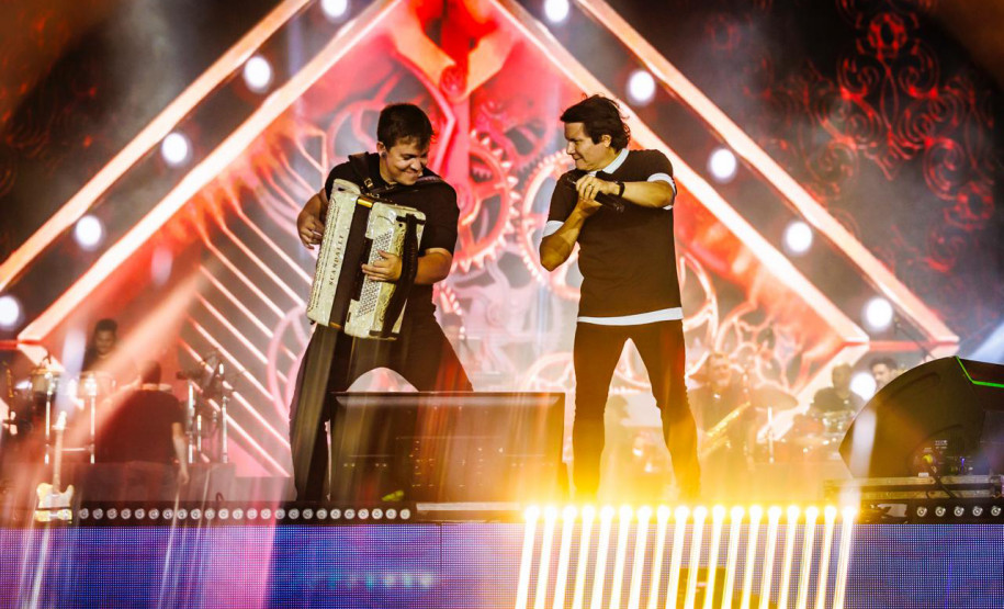 Clássicos do sertanejo no Verão Maior, Teodoro & Sampaio e Gian & Giovani agitam Pontal do Paraná