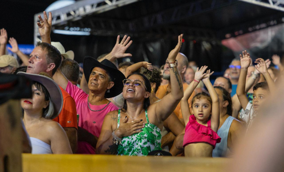 Clássicos do sertanejo no Verão Maior, Teodoro & Sampaio e Gian & Giovani agitam Pontal do Paraná