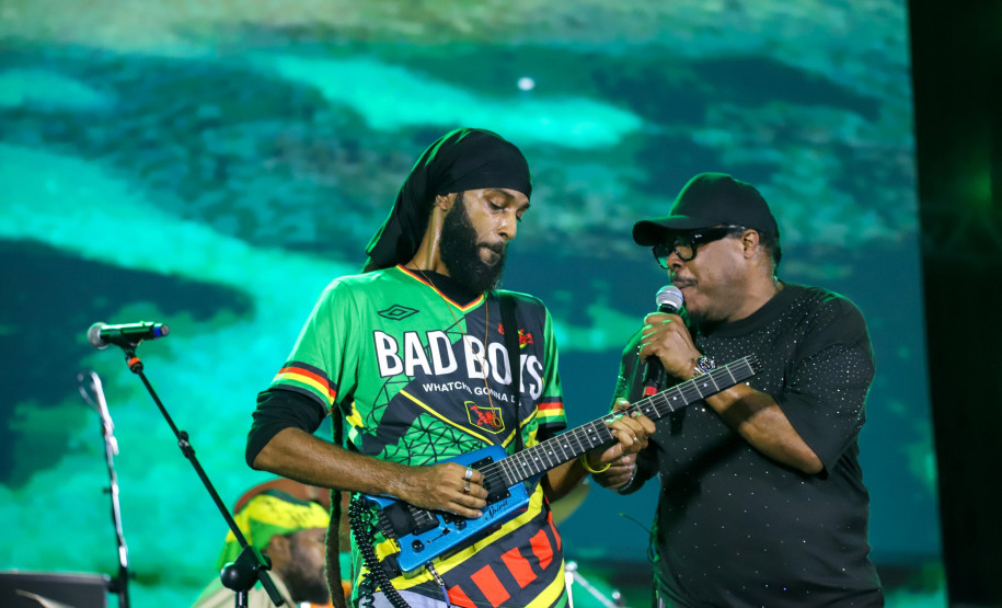 Reggae, praia e conexão: Inner Circle embala 153 mil pessoas em Matinhos