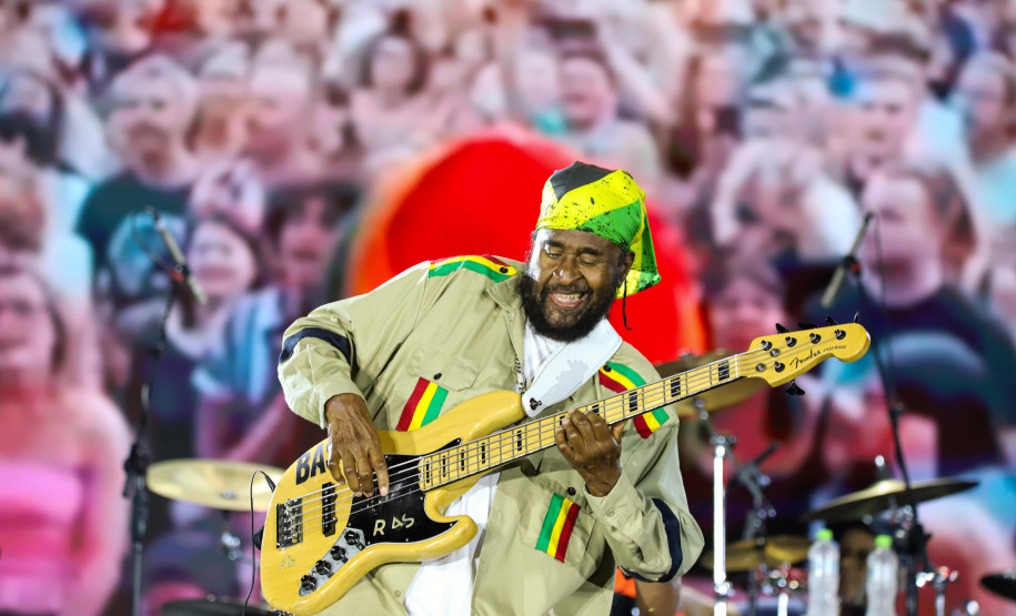 Reggae, praia e conexão: Inner Circle embala 153 mil pessoas em Matinhos