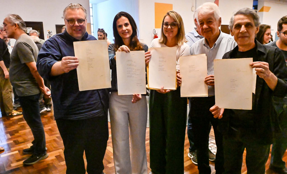 Família de Paulo Leminski recebe textos do autor que ficaram esquecidos em avião