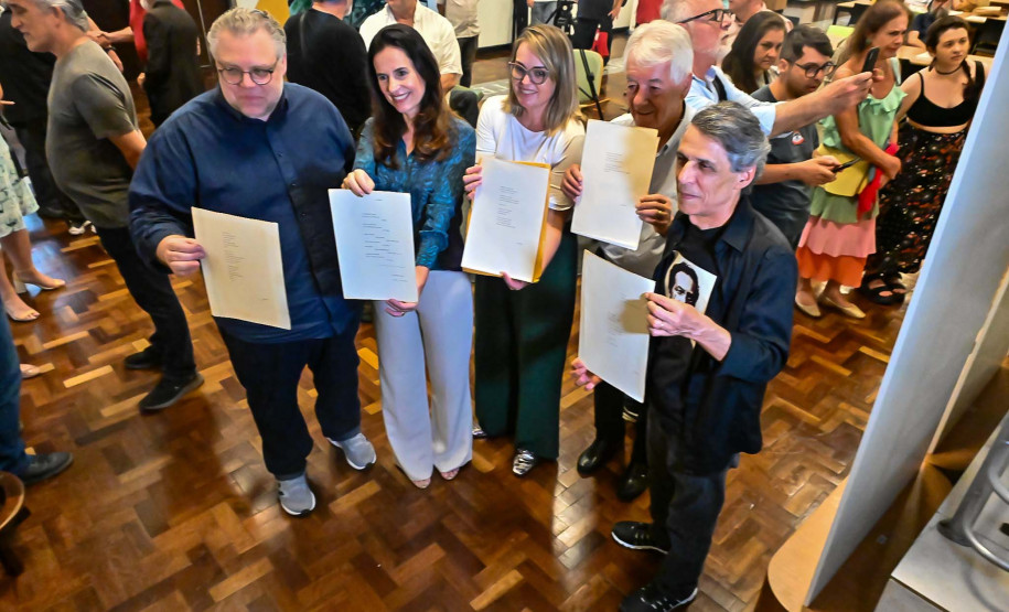 Família de Paulo Leminski recebe textos do autor que ficaram esquecidos em avião